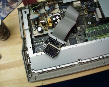 Der eingebaute CF-Adapter Der eingebaute CF-Adapter